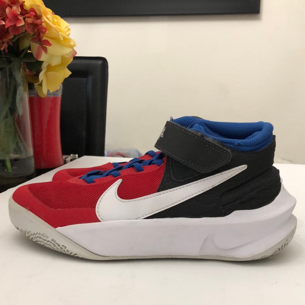 NIKE TEAM HUSTLE D10 GS BASKETBALL SNEAKERS BOYS- GIRLS SIZE 7Y